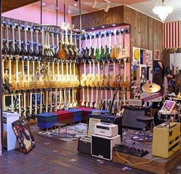 長江樂器城 以專業形象展示精品，打造沉浸式樂器購物空間